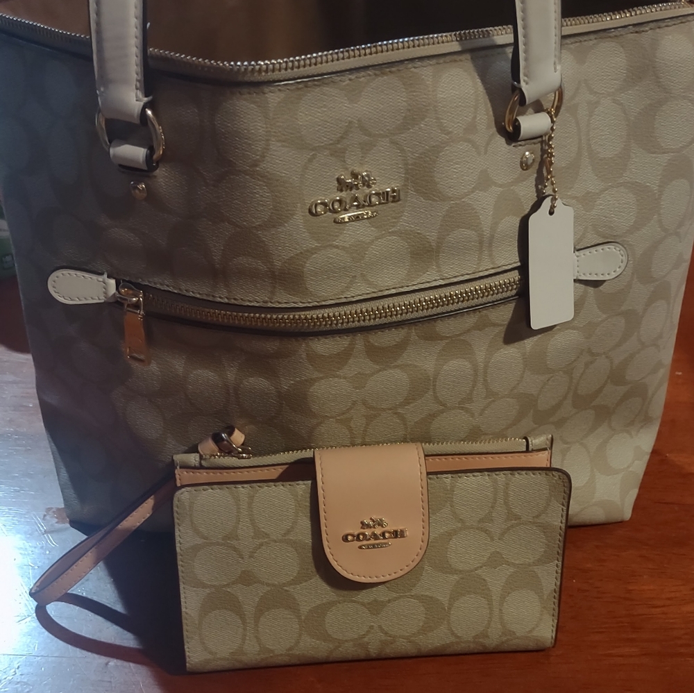 Coach Gallery Tote with Matching Wallet cream
